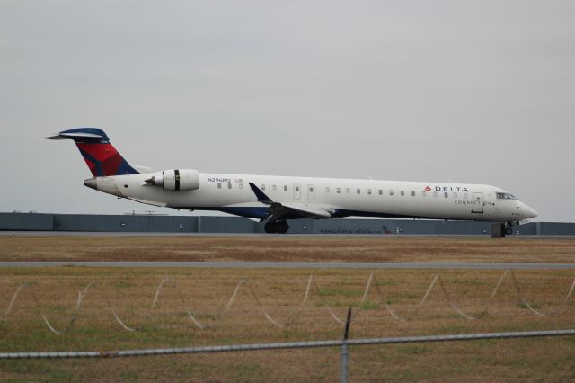Canadair Regional Jet CRJ-900 (N296PQ)