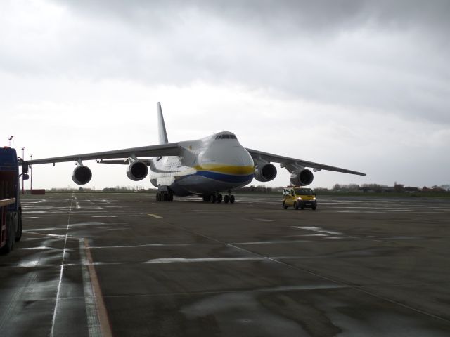 Antonov An-12 (UR-82008) - Platform 1 final push to apron