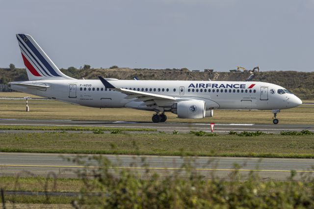 F-HZUD — - Right of Runway R22