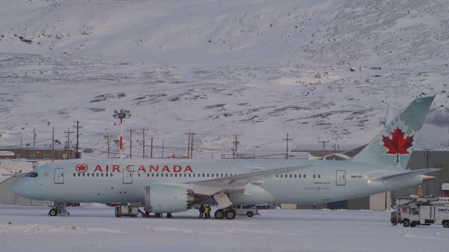 Boeing 787-8 (N8570Y) - Boeing 787-7, C-GHQQ, cold weather testing in Iqaluit. January 8, 2015