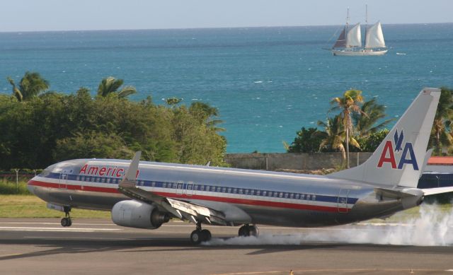 Boeing 737-800 (N943AN)