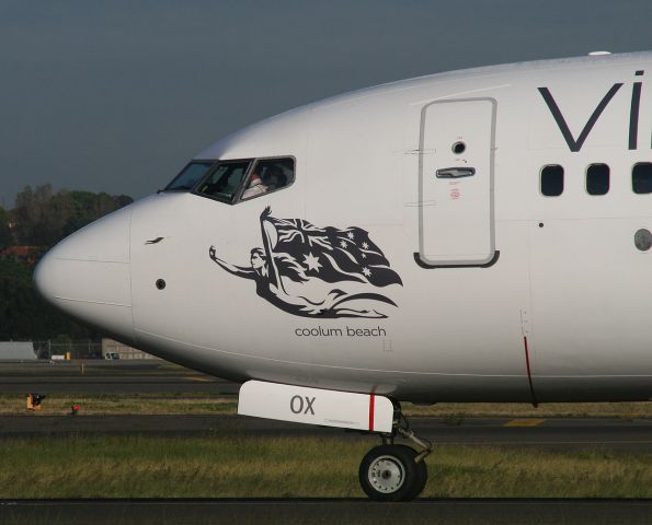 Boeing 737-800 (VH-VOX) - Going past the mound, 9th October 2014