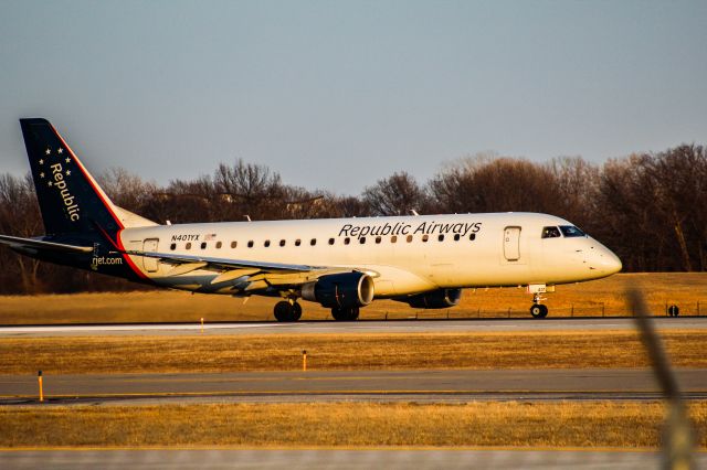 Embraer 175 (N401YX) - Spotting on RWY 19L in the evening ant Kansas city international airport