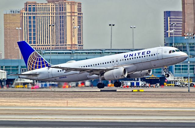 Airbus A320 (N414UA) - N414UA United Airlines 1994  Airbus A320-232 - cn 472 - McCarran International Airport (KLAS)br /Las Vegas, Nevadabr /TDelCorobr /June 20, 2014