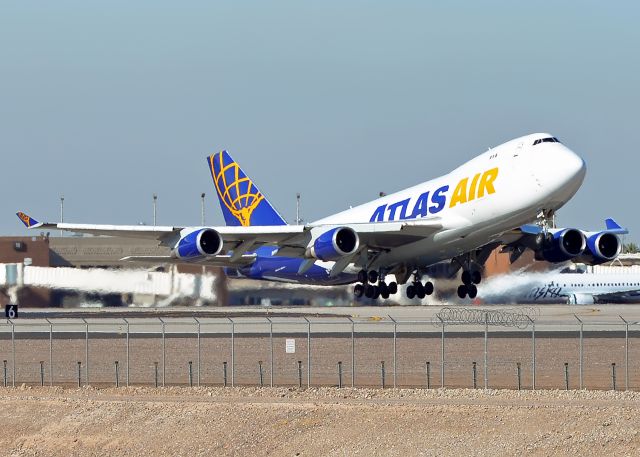 Boeing 747-400 (N415MC)