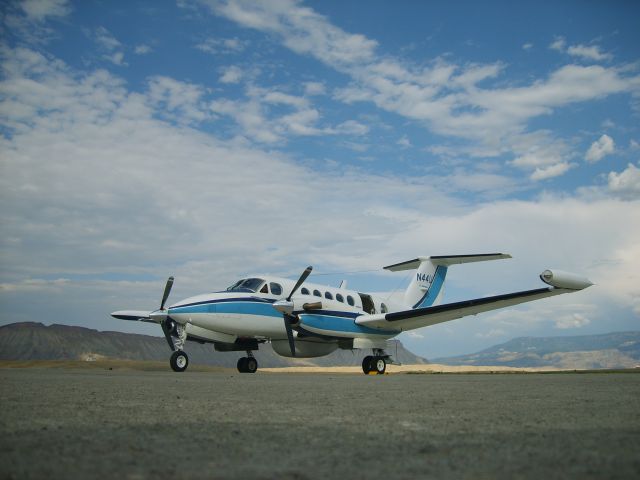 Beechcraft Super King Air 200 (N44U) - Preparing for post inspection flight-test, before going back into service with Intermap Technologies, Aug 2007.