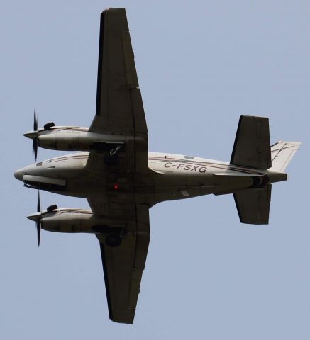 Beechcraft King Air 90 (C-FSXG) - Compagnie d’école de pilote donc il passe au dessus des piste ses se quelle fessait YFC-YFC