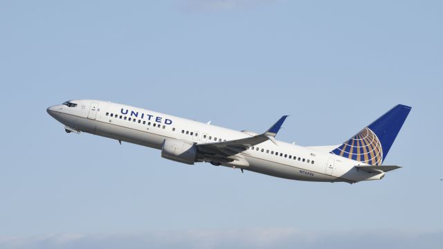 Boeing 737-800 (N76526) - Departing LAX on 25R