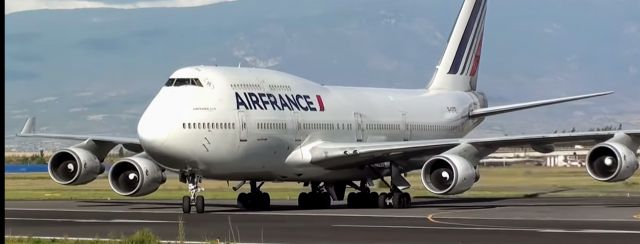 Boeing 747-400 (F-GITE) - Carreteando a salas de llegadas internacionales en el aeropuerto internacional de la CDMX