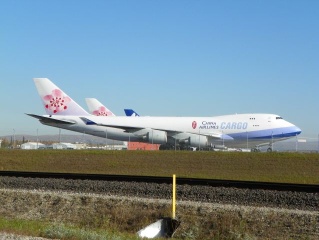 Boeing 747-400 (B-18716)