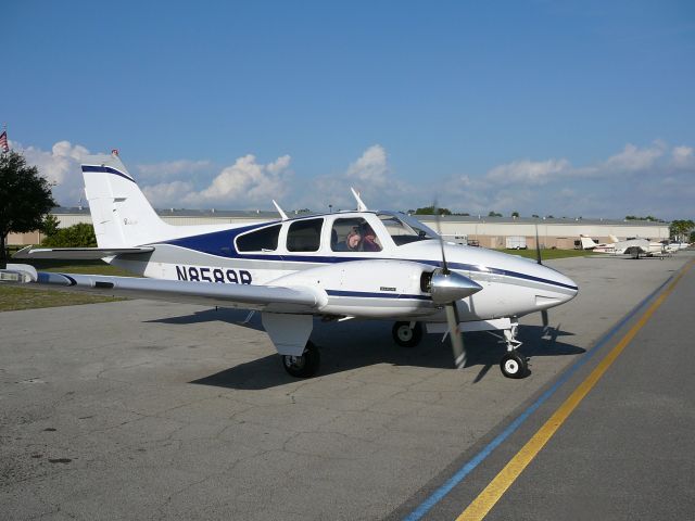 Beechcraft 55 Baron (N8589R)