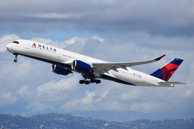 Airbus A350-900 (N512DN) - Delta A350 blasting out of LA with a stunning background!