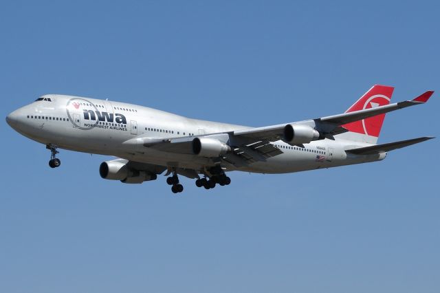 Boeing 747-400 (N664US) - The Queen of the Skies arriving from Tokyo as "NWA 20."