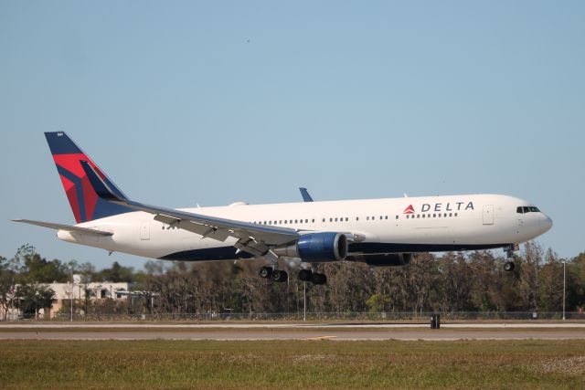 BOEING 767-300 (N169DZ) - Delta Flight 2153 arrives on Runway 6 at Southwest Florida International Airport following flight from Detroit Metro Airport (12/12/24)
