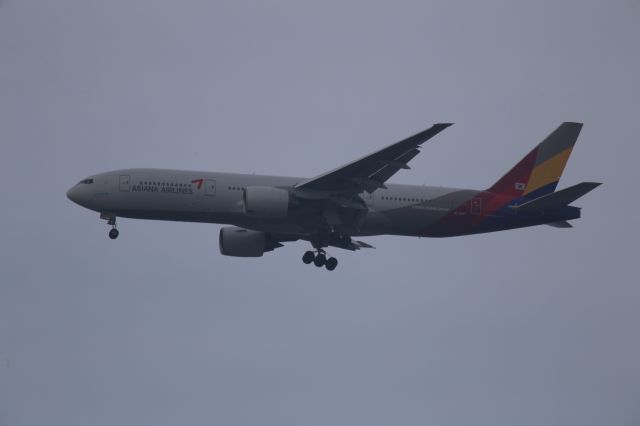 BOEING 777-200LR (HL7597)