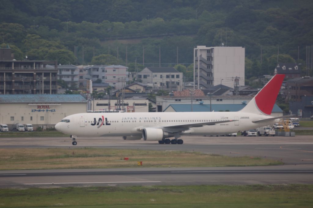 BOEING 767-300 (JA8988)