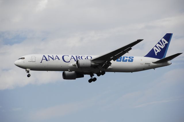 BOEING 767-300 (JA8323) - Final Approach to Narita Intl Airport Rnwy16R on 2012/08/18