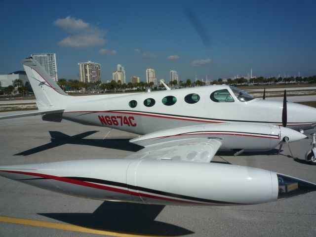 Cessna 335 (N6674C)