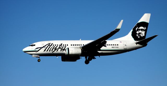 Boeing 737-700 (N617AS) - Landing 30L