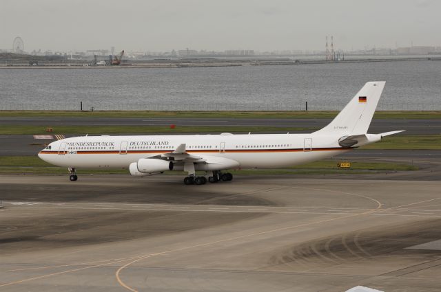 Airbus A340-300 (D1602) - Taxi at HND Airport on 2011/10/23 Luftwaffe