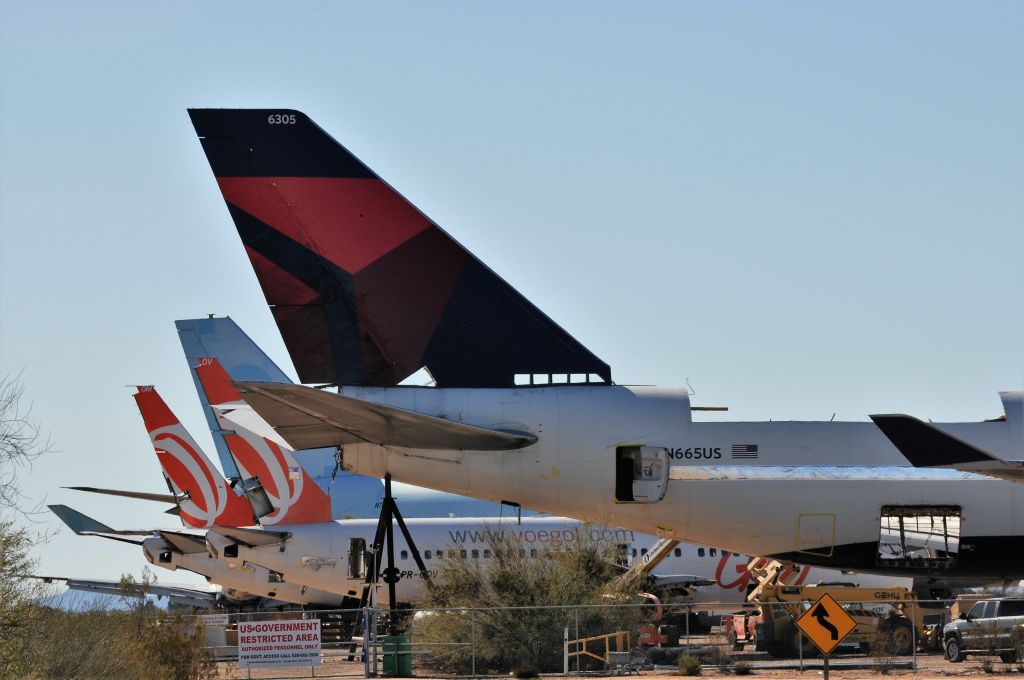 Boeing 747-400 (N665US)