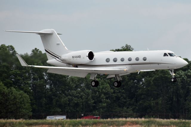 Gulfstream Aerospace Gulfstream IV (N144AB) - ARRIVING 18C FROM VNY