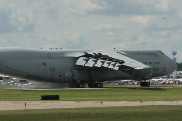 — — - C-5 M / Full Flaps and Hard Brakes at EAA 2009