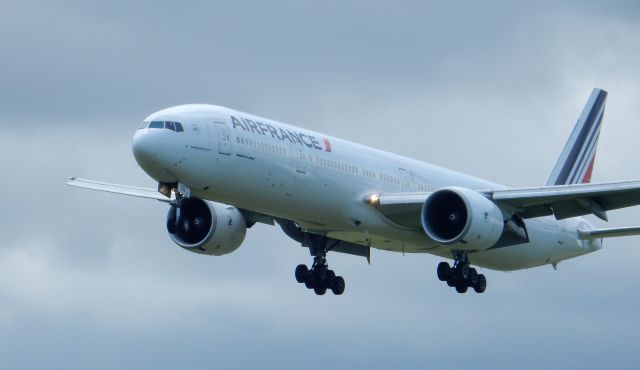 Boeing 777-200 (F-GSQS) - PlaneSpotting at SSR Airportbr /Inbound RWY14