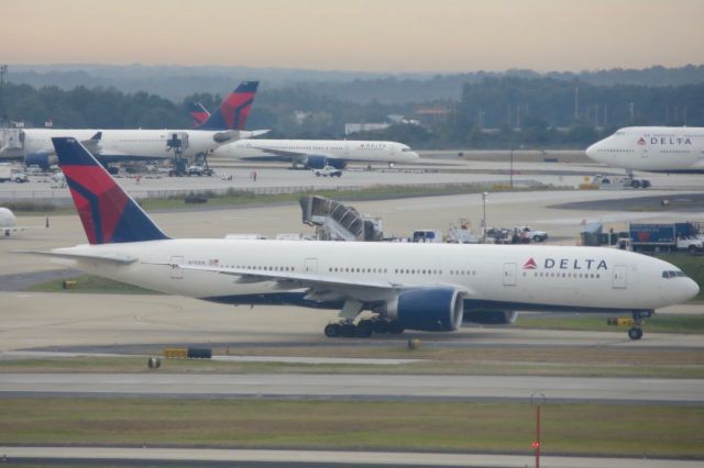 BOEING 777-200LR (N710DN) - Delta Airlines 777-200 10/9/13