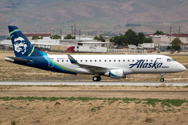 Embraer 170/175 (N179SY) - Full Quality Photo: a rel=nofollow href=http://www.airliners.net/photo/Alaska-Airlines-%28SkyWest-Airlines%29/Embraer-175LR-%28ERJ-170-200LR%29/3855281http://www.airliners.net/photo/Alaska-Airlines-%28SkyWest-Airlines%29/Embraer-175LR-%28ERJ-170-200LR%29/3855281/a