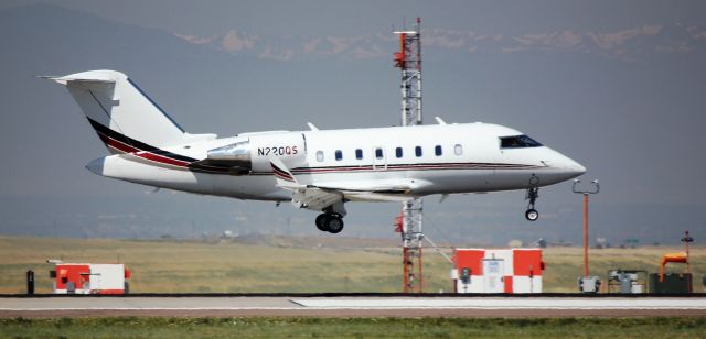 Canadair Challenger (N220QS) - Arrival 34R.