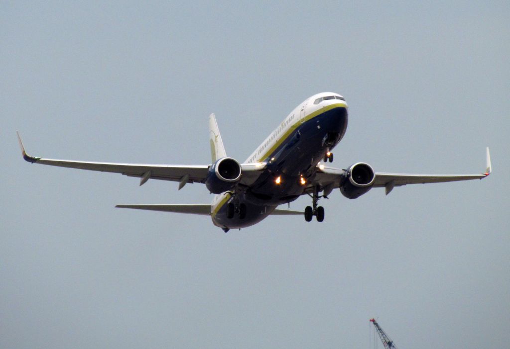 Boeing 737-800 (N739MA)