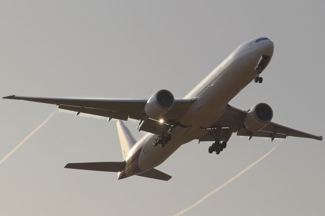 BOEING 777-300ER (HS-TTC) - A Thai Airways B777-300ER about to miss its approach at LHR. It eventually lands on runway 27R.br /br /Location: Northern Perimiter Road (LHR), beside runway 27R.br /Date: 21.08.22 (dd/mm/yy)