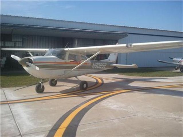 Cessna Skyhawk (N90252) - Refuel in Fulton, MO