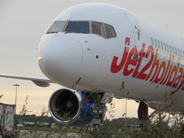 Boeing 757-200 (G-LSAE)