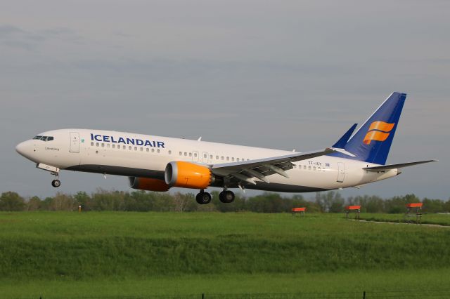 Boeing 737 MAX 8 (TF-ICY) - A brand new Icelandair Boeing 737 Max-8 (ICE837) landing on RWY 6L on its’ inaugural flight to Cleveland from Keflavik Intl (KEF/BIKF) on 16 May 2018.
