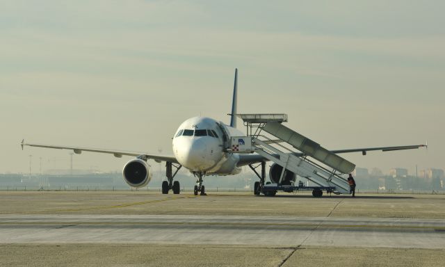 Airbus A320 (EI-DSL) - Air One Airbus A320-216 EI-DSL in Milano Linate