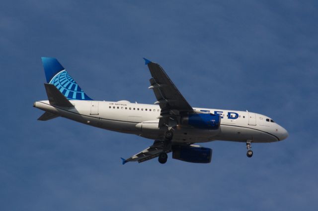 Airbus A319 (N879UA) - On final approach to Boston Logan's 15R on 8/14/20. 