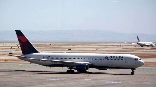 BOEING 767-300 (N125DL)