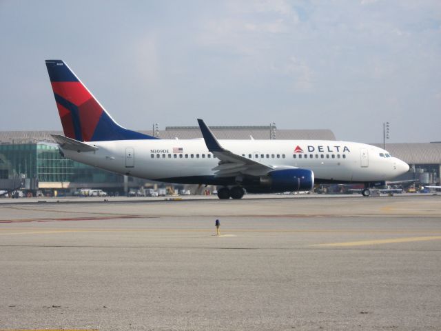 Boeing 737-700 (N309DE) - Holding on RWY 19R