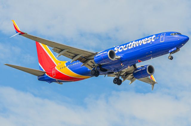 Boeing 737-800 (N8621A)