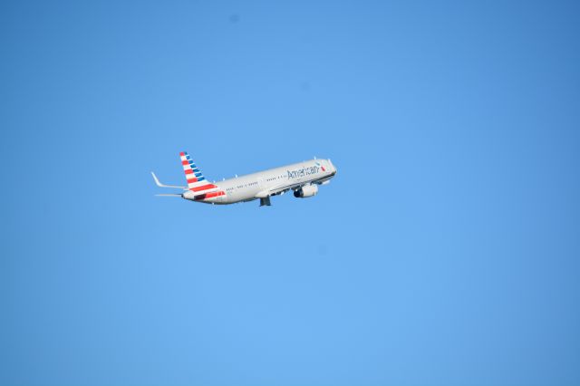 Airbus A321 (N124AA) - On 10-5-2014 a brand new A321 flew into KMCO. Only the aircrafts second flight with passengers.Had the new plane smell.Heading off to KDFW 