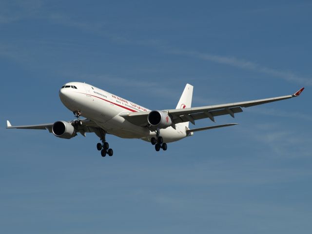 Airbus A330-200 (7T-VJC) - LHR 11.9.16.