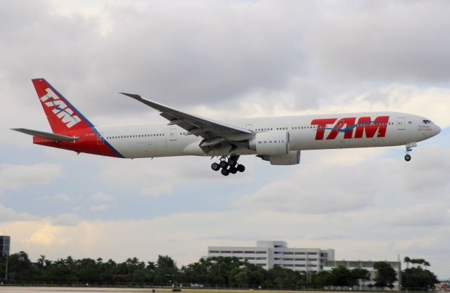 BOEING 777-300 (PT-MUH)