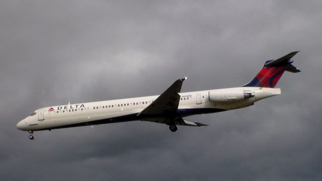 McDonnell Douglas MD-88 (N918DE)