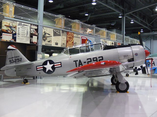 — — - North American AT-6Gbr /EAA Aviation Museumbr /Oshkosh, WI, USAbr /Photo: 01.10.2006