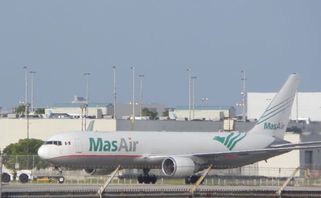 BOEING 767-300 (N420LA)