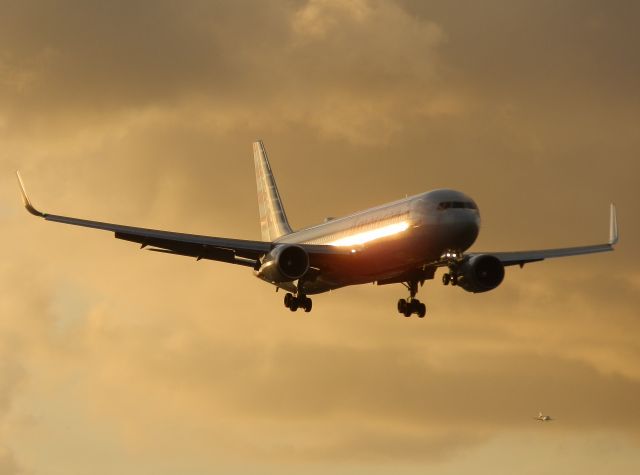 BOEING 767-300 (N385AM)