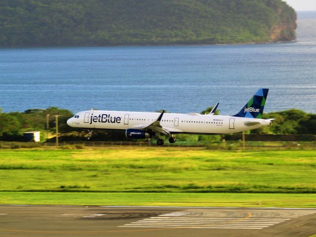 Airbus A321 (N943JT)