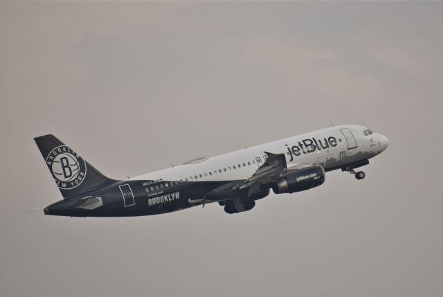 Airbus A320 (N633JB) - Airbus A320-232 N633JB MSN 2671 of JetBlue named "Major Blue" (Brooklyn Nets Livery) climbing out of Mexico City Airport´s runway 23R (07/2019). 